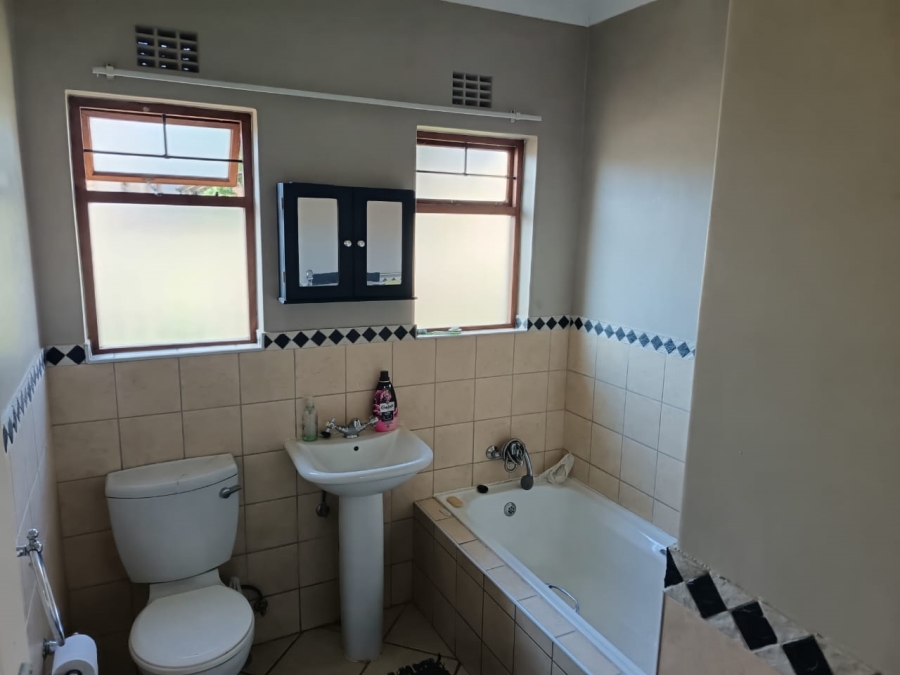 To Let 3 Bedroom Property for Rent in Hillside Free State